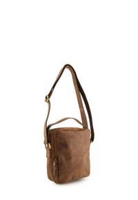 Hnědá kožená crossbody taška s hladkou texturou, čtvercovým tvarem, nastavitelným popruhem, horní rukojetí a přední kapsou na zip.