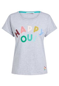 T-shirt gris à manches courtes avec des lettres multicolores écrivant "HAPPY OUI." Comprend un petit accent en forme de cœur arc-en-ciel en bas à droite.