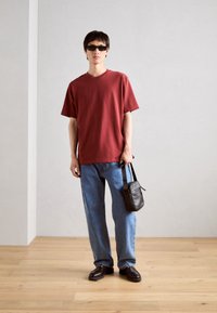 Lindbergh O NECK TEE OVERSIZE - Pamata T-krekls - dark red