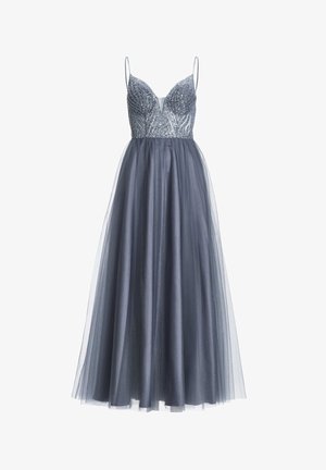 Un vestido de noche gris con un corsé ajustado adornado con cuentas y una falda de tul fluida, que presenta tirantes ajustables y un escote en forma de corazón.