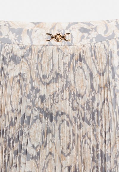 Πλισέ φούστα με μπεζ και γκρι λουλουδάτο σχέδιο παϊέτας, με χρυσό διακοσμητικό αγκράφα στη μέση.