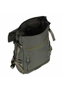 Olijfgroene schoudertas van duurzaam materiaal, met een verstelbare schouderband, een ritsvak aan de voorkant en een opening aan de bovenkant voor gemakkelijke toegang.