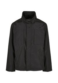 Juodas švarkas, pagamintas iš lengvos medžiagos, su aukštu apykakle, dviem priekinėmis kišenėmis ir laisvu siluetu. Paprastas dizainas be matomų užsegimų.