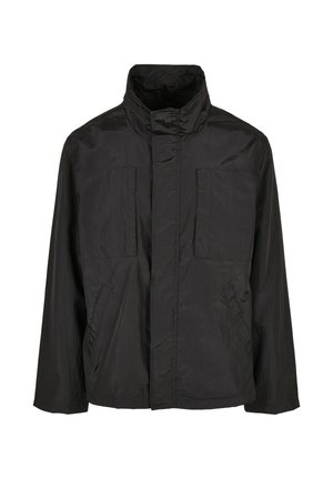 Giacca nera realizzata in tessuto leggero, con colletto alto, due tasche frontali e una vestibilità comoda. Design semplice senza chiusure visibili.