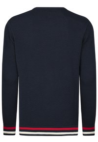 Maglione lavorato a maglia blu navy con un motivo testurizzato, scollo rotondo e polsini a coste con strisce rosse e bianche nella parte inferiore.