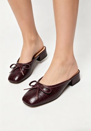 Super Mode, INIA. MULES BALLERINES À PETIT TALON - Mules - bordeaux  effet croco