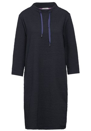 Robe texturée bleu marine avec un col haut et des manches trois-quarts. Présente un cordon de serrage avec des accents violets. Coupe décontractée et ample.