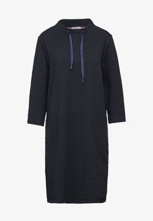 Černomodré texturované šaty s vysokým límcem a tříčtvrtečními rukávy. Obsahují stahovací šňůrku s fialovými akcenty. Uvolněný, volný střih.