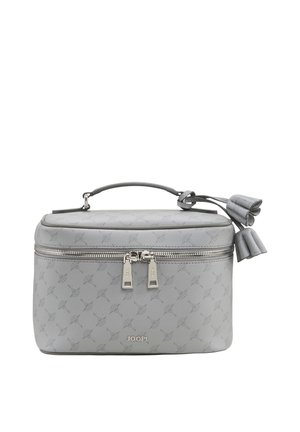 Bolso rectangular gris con patrón en relieve, doble cremallera, asa superior, detalle de borla y logo "JOOP!" en el frente.
