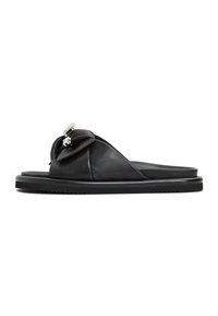 Sandalo slide in pelle nera con design annodato e dettagli in metallo argentato. Suola piatta con battistrada testurizzato per una buona presa.