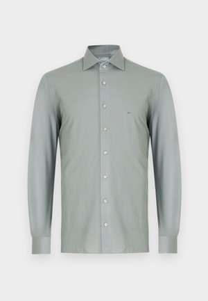 Hellgrünes Langarmhemd; glatter Stoff, durchgehende Knopfleiste, spitzer Kragen, kleines Logo auf der linken Brust; normale Passform.