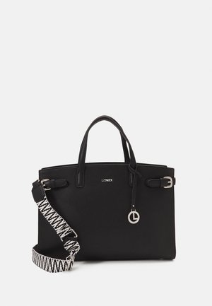 Schwarze rechteckige Handtasche mit doppelten Griffen, silberner Hardware, dekorativem Anhänger und abnehmbarem schwarz-weiß gemustertem Schulterriemen.