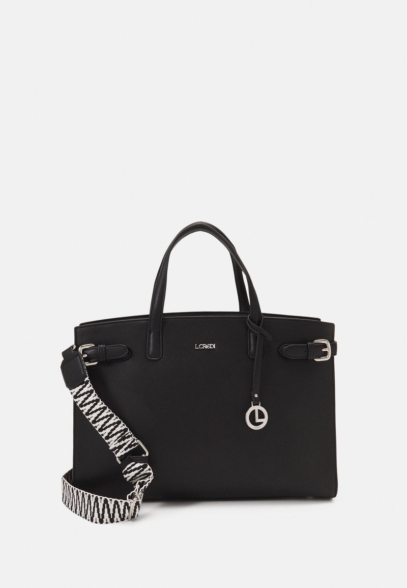 Sac à main rectangulaire noir avec double poignée, quincaillerie argentée, breloque décorative et bandoulière amovible noire et blanche à motifs.