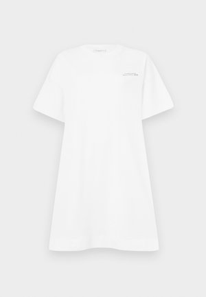 Valge puuvillane T-särk kleit, millel on laiad varrukad, ümmargune kaelus ja logo trükk rinnal. Omab vabalt langevat lõiget ja siledat tekstuuri.
