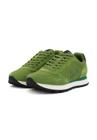 Sneaker in suede verde e tessuto con suole nere, design con lacci e simboli blu sui lati, mostrati da un'angolazione frontale.