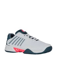 Pantofi de tenis cu un superior alb, cu structuri verticale, accente roz și o talpă albastră. Design respirabil cu modele texturate.
