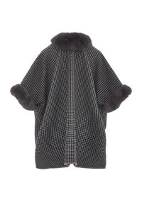 Mustavalkoinen houndstooth-kuvioinen poncho, jossa on turkiskaulus ja -hihat. Poncho on löysä ja virtaava, ja siinä on pehmeä tekstuuri.