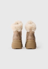 Guess YANNIS - Stivali con plateau - dark brown/marrone scuro - Zalando