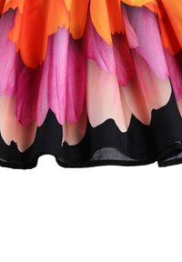 Kwiatowa spódnica w kolorach pomarańczowym, różowym i czarnym, z dużymi wzorami płatków. Gładki materiał z falującym wykończeniem.