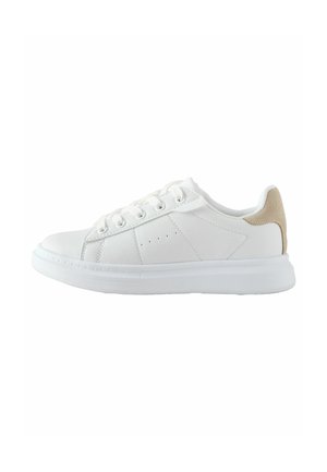 Sneaker alb cu superior sintetic, vârf rotund și sistem de închidere cu șase gauri pentru șiret. Prezintă un călcâi din suede bej și o talpă din cauciuc alb texturat.