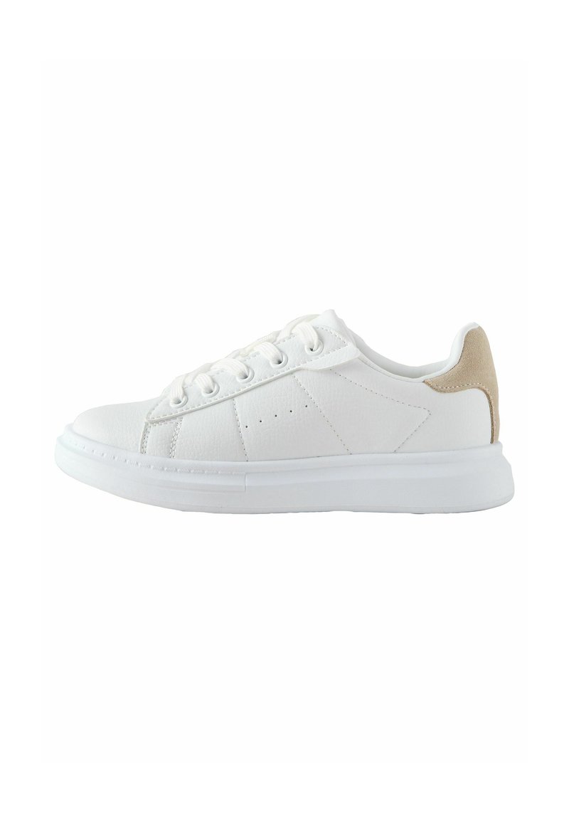 Sneaker alb cu superior sintetic, vârf rotund și sistem de închidere cu șase gauri pentru șiret. Prezintă un călcâi din suede bej și o talpă din cauciuc alb texturat.