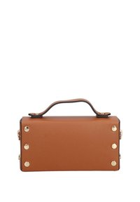 Borsa a tracolla rettangolare in pelle marrone con manico superiore, accessori in oro e borchie visibili sui lati. Texture liscia, design minimalista.