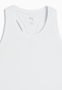 Λευκό αθλητικό τοπ από συνθετικό υλικό, με στρογγυλή λαιμόκοψη και σχεδιασμό racerback με διακριτικές λεπτομέρειες λογότυπου.