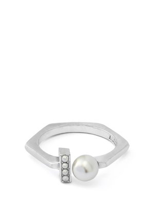 Bague argentée à anneau ouvert avec une grande perle et quatre petites perles fixées sur une barre rectangulaire opposée à la perle.