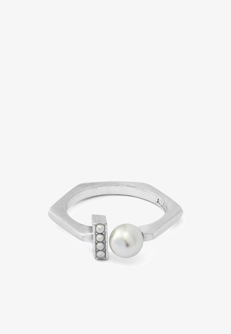 Bague argentée à anneau ouvert avec une grande perle et quatre petites perles fixées sur une barre rectangulaire opposée à la perle.