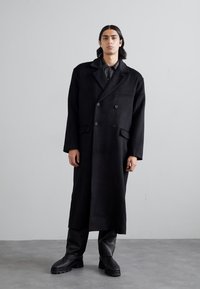 Han Kjøbenhavn WIDE SHOULDER LONG TAILORED COAT - Casaco clássico - black