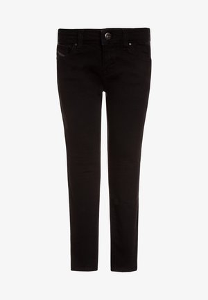 Sorte denimbukser med tætsiddende pasform. De har knaplukning, bæltestropper og lommedetaljer. Glat tekstur og ensfarvet.