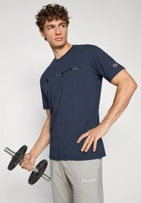 Champion ICONS TONAL CREWNECK WITH LARGE LOGO - T-Shirt print - navy
