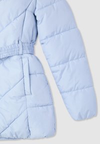 Giacca puffer azzurra chiara con trapuntatura diagonale, vita elasticizzata e maniche lunghe. Presenta tasche laterali e una texture liscia e lucida.