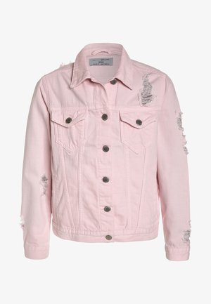 Chaqueta vaquera rosa claro con cierre de botones en la parte delantera, dos bolsillos en el pecho y detalles desgastados en las mangas y la parte delantera.