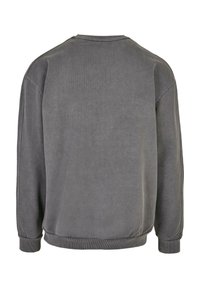 Felpa grigia con collo e polsini a coste. Presenta una vestibilità rilassata e una leggera texture. Nessun logo o motivo visibile sul retro.