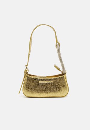 Sac à main en cuir doré avec une forme arrondie, une finition texturée et une bandoulière scintillante. Comprend une petite plaque logo à l'avant.