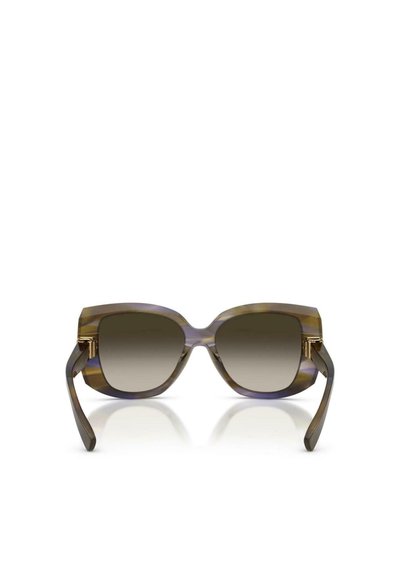 Sunglassit ruskealla sävyllä, jossa on massiivinen geometrinen kehys, läpinäkyvä pinta, hienostunut kuvio ja kultainen yksityiskohta tempussa.