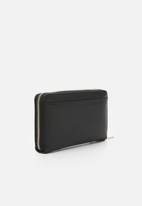 Portafoglio in pelle nera con una texture liscia, dotato di una cerniera dorata e di una forma rettangolare. Include uno slot per carte esterno su un lato.
