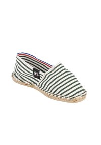 Espadrille en toile rayée verte et blanche avec une semelle en jute, présentant un profil bas et un bout arrondi. La doublure intérieure comporte des accents rouges et bleus.