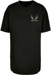 T-shirt en coton noir avec un col rond, des manches courtes et un graphique d'aile dorée sur la poitrine gauche. Coupe décontractée avec un ourlet droit.