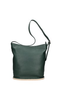 Borsa secchiello in pelle verde con superficie testurizzata, tracolla regolabile e base beige. Design semplice, senza metalleria visibile.