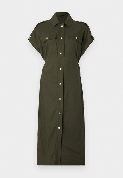 Robe midi olive avec des manches courtes, deux poches avant, des boutons dorés et un col. Tissu lisse et léger.