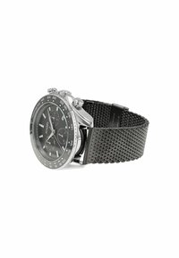 Silberner Chronograph mit einem schwarzen Mesh-Armband, rundem Zifferblatt, schwarzem Ziffernblatt, leuchtenden Stundenmarkierungen und drei kleineren Ziffernblättern.