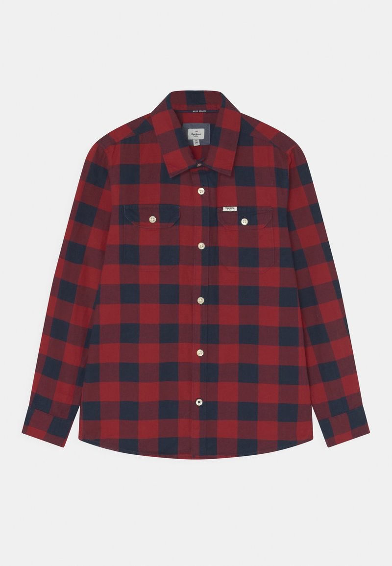 Chemise à manches longues à carreaux rouges et noirs, boutonnée sur le devant, avec deux poches à rabat sur la poitrine et des boutons blancs.