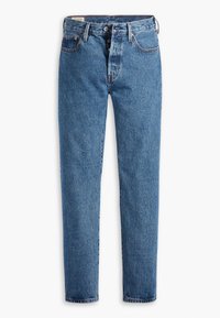 Jean en denim bleu droit avec braguette à boutons, passants de ceinture et poches avant et arrière sur fond blanc.