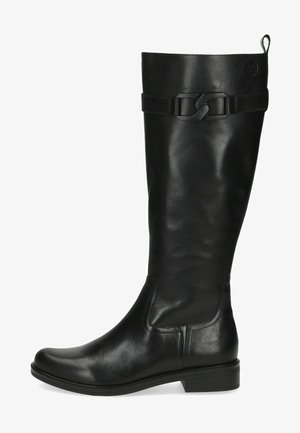 Bota de cuero negra hasta la rodilla con un acabado suave, que presenta una correa decorativa con hebilla y un tacón bajo cuadrado.