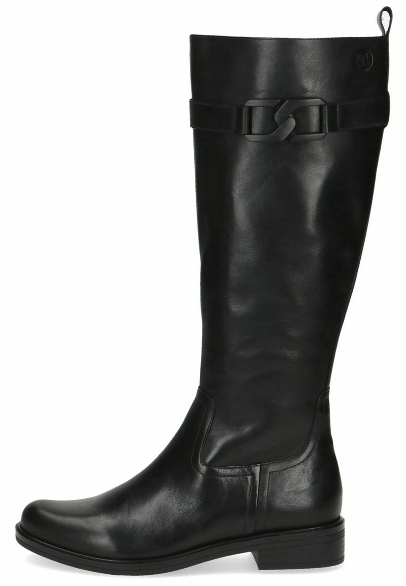 Bota de cuero negra hasta la rodilla con un acabado suave, que presenta una correa decorativa con hebilla y un tacón bajo cuadrado.