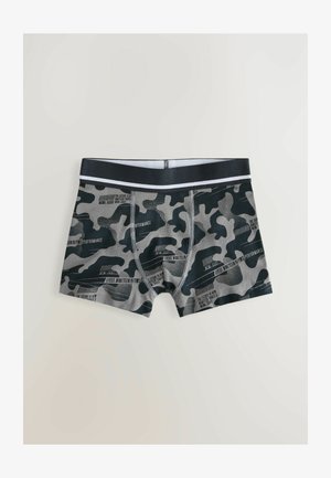 Férfi alsónadrág álcázó mintával, fekete és szürke árnyalatokban, fekete derékgummival és fehér díszöltéssel.