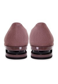 Pantofi cu vârf ascuțit din suede mauve, cu toc stivuit lucios și accente contrastante negre. Textură netedă și design elegant.