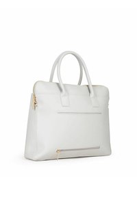 Borsa a tracolla in pelle grigio chiaro con due manici, chiusura a zip, tasca frontale e dettagli in metallo dorato. Texture liscia, forma rettangolare.